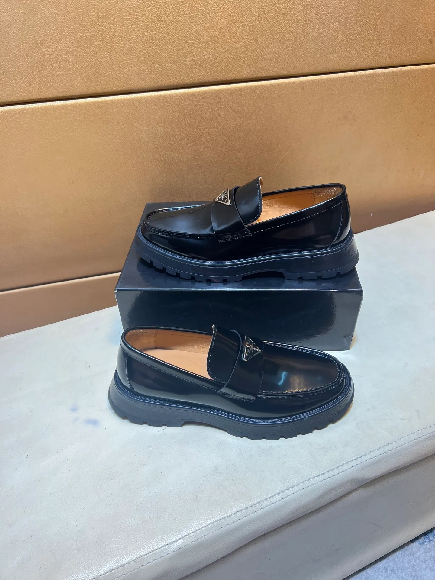 pp440💰👑👑👑 PRADA·PRADA Niuli·Exclusive first launch·～Unique modern style sneakers. Counter purchasing 🏃casual leather shoes😍😍 original shiny leather imported from Italy (refuses to discolor and rub feet) soles: original soles specially provided by the original factory, super cool 😍 lace up and walk with wind 👍 style design ⚠️ super comfortable, wear-resistant and non-slip original soles. Just like shooting the real thing🎬The real thing is better. Suitable for outdoor and driving👍Perfect high-quality sneakers, men's shoe size: 38-44